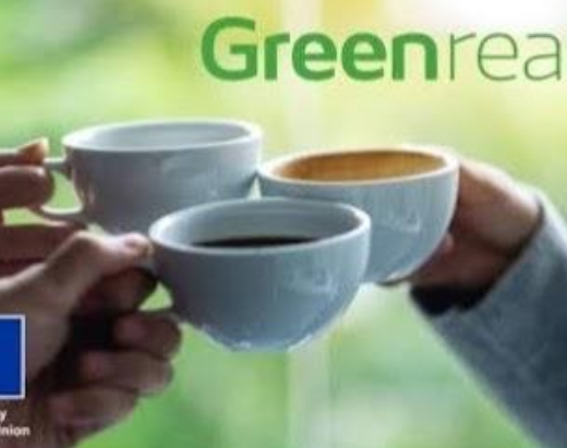 Vihreä Greenreality-logo sekä EU-logo, kolme kättä pitämässä kahvikuppeja vastakkain.